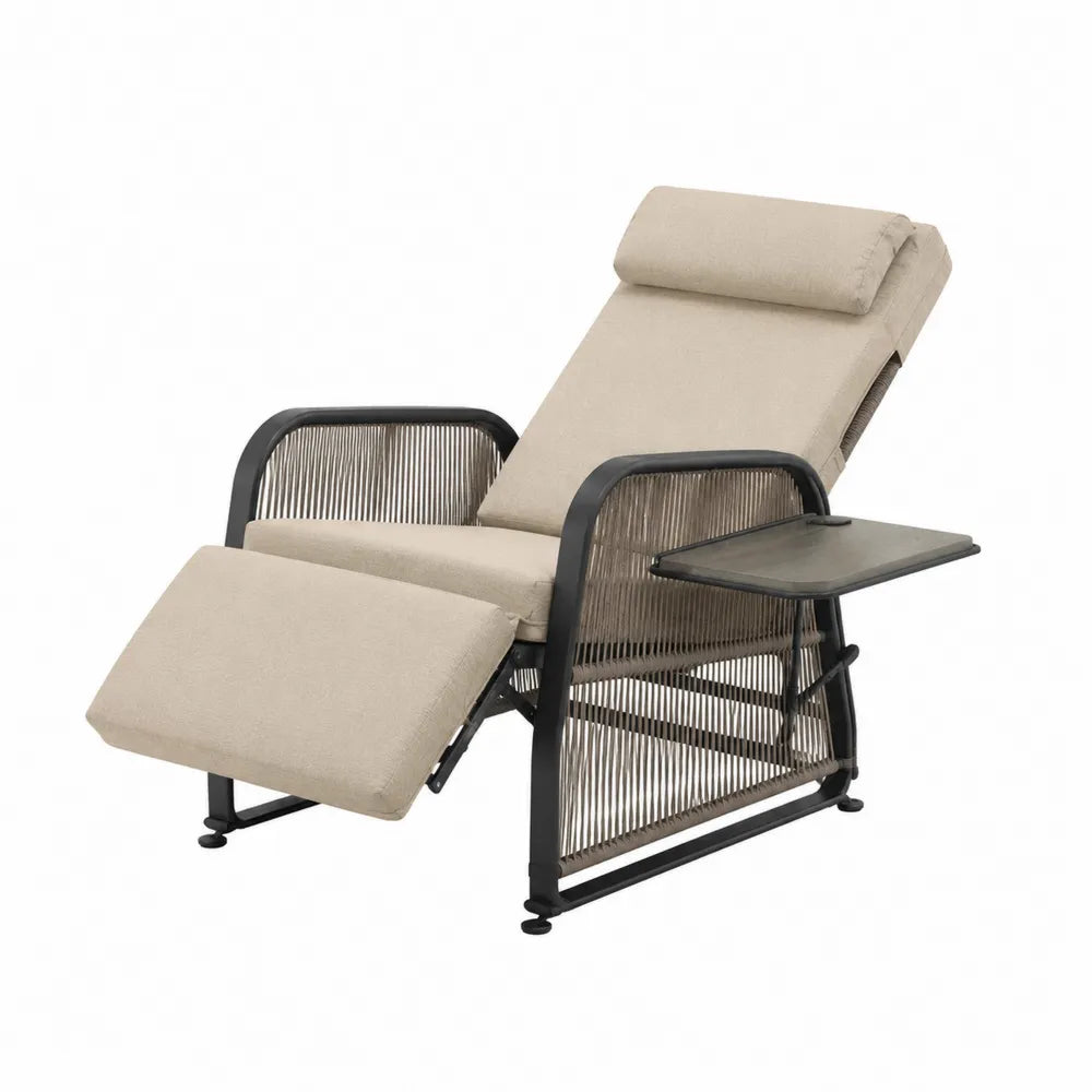 Chaise longue de jardin inclinable avec repose-pieds en résine tressée noir et coussins beige avec tablette latérale