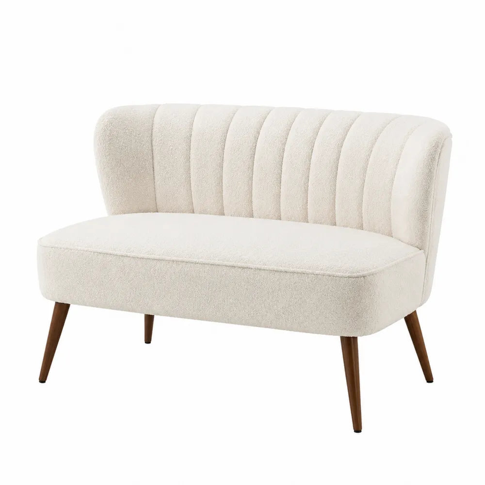 Canapé deux places 125 cm L 72 cm P 78 cm polyester bouclé blanc cassé pieds en bois d’hévéa brun dossier incurvé capitonné
